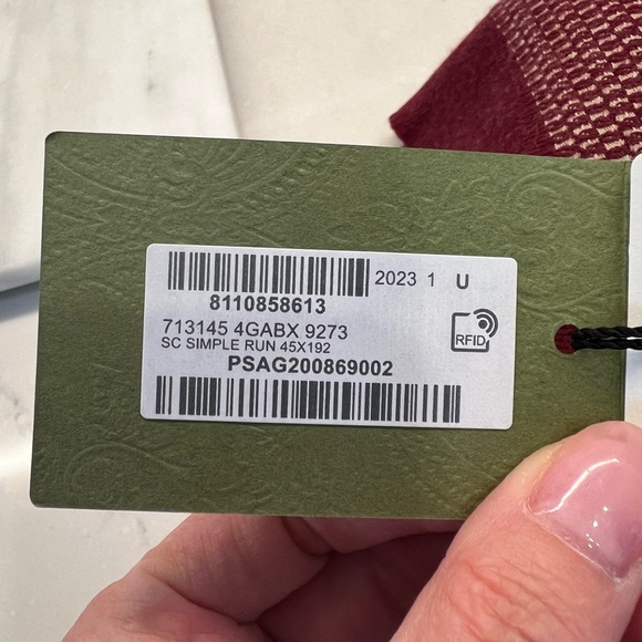 Authentic Gucci scarf 100% cashmere. - Picture 14 of 14